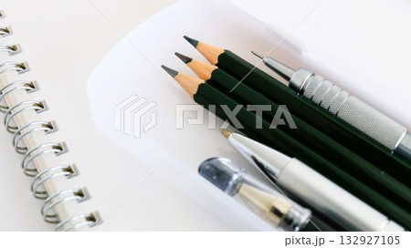 教育イメージ　筆記用具とペンケース　16:9 132927105