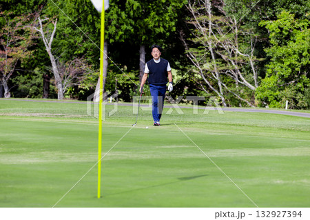 ゴルフを楽しむ日本人のミドル男性 132927394
