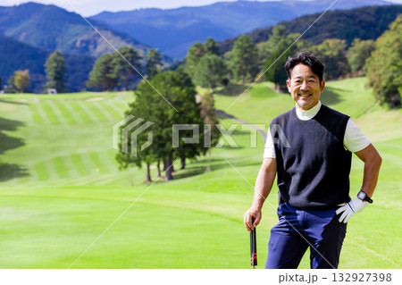 ゴルフを楽しむ日本人のミドル男性 ゴルフを楽しむ日本人のミドル男性 132927398