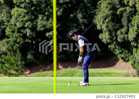 ゴルフを楽しむ日本人のミドル男性 132927401