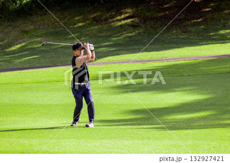ゴルフを楽しむ日本人のミドル男性 ゴルフを楽しむ日本人のミドル男性 132927421