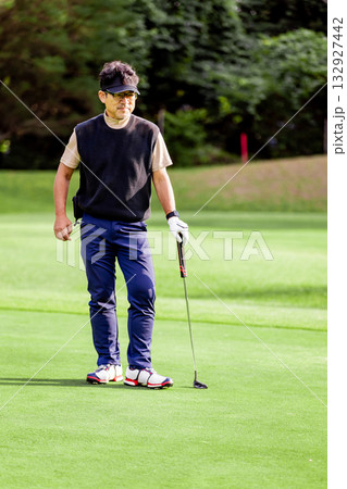 ゴルフを楽しむ日本人のミドル男性 ゴルフを楽しむ日本人のミドル男性 132927442