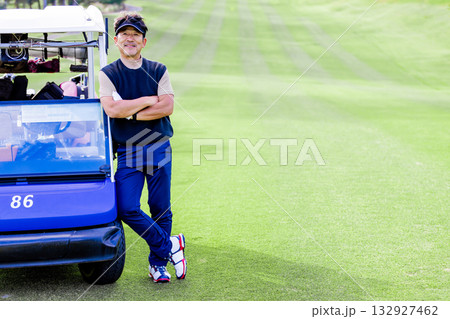 ゴルフを楽しむ日本人のミドル男性 ゴルフを楽しむ日本人のミドル男性 132927462
