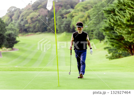 ゴルフを楽しむ日本人のミドル男性 132927464