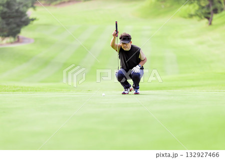 ゴルフを楽しむ日本人のミドル男性 132927466