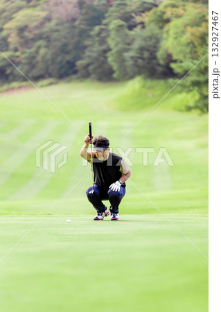 ゴルフを楽しむ日本人のミドル男性 132927467