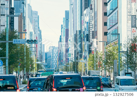 都市風景 渋滞する銀座の中心地 都市風景 渋滞する銀座の中心地 132927506