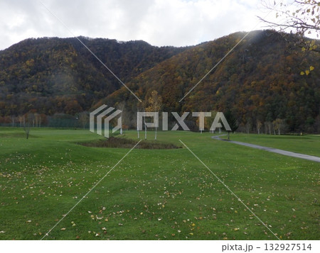 紅葉した晩秋のゴルフ場 (北海道・富良野ゴルフ場) 紅葉した晩秋のゴルフ場 (北海道・富良野ゴルフ場) 132927514