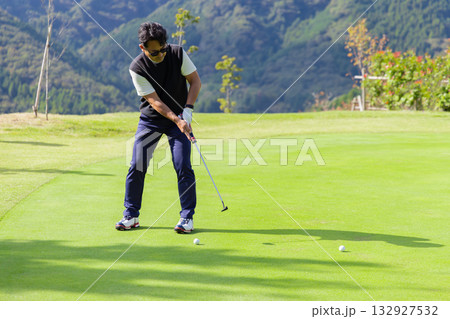 ゴルフを楽しむ日本人のミドル男性 132927532