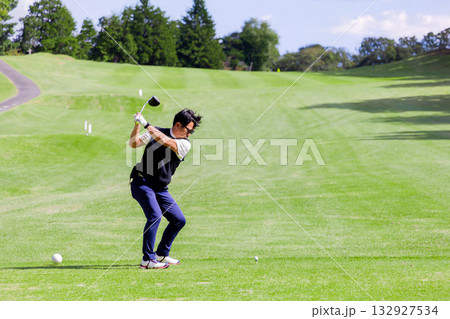 ゴルフを楽しむ日本人のミドル男性 132927534
