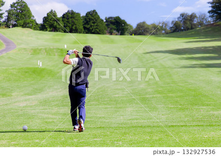 ゴルフを楽しむ日本人のミドル男性 132927536
