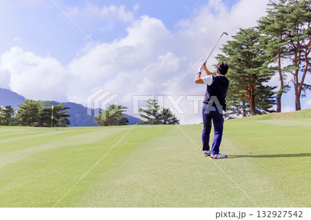 ゴルフを楽しむ日本人のミドル男性 ゴルフを楽しむ日本人のミドル男性 132927542