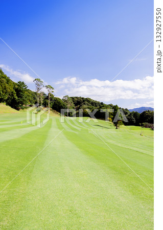 ゴルフ場　ゴルフコース　自然　風景　ゴルフイメージ 132927550