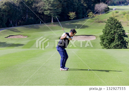 ゴルフを楽しむ日本人のミドル男性 132927555