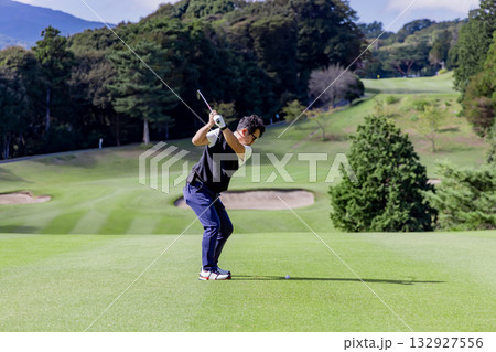 ゴルフを楽しむ日本人のミドル男性 132927556