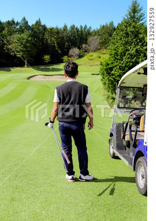 ゴルフを楽しむ日本人のミドル男性 132927559