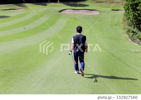 ゴルフを楽しむ日本人のミドル男性 132927560