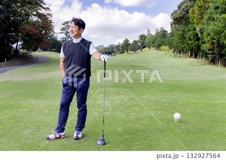 ゴルフを楽しむ日本人のミドル男性 132927564