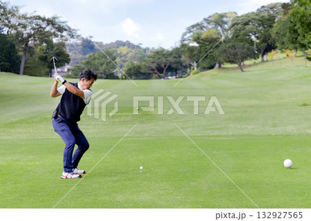 ゴルフを楽しむ日本人のミドル男性 132927565