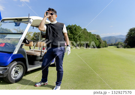 ゴルフを楽しむ日本人のミドル男性 132927570