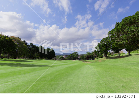 ゴルフ場　ゴルフコース　自然　風景　ゴルフイメージ 132927571