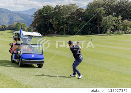 ゴルフを楽しむ日本人のミドル男性 132927573