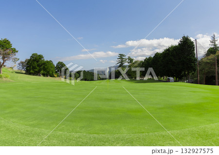 ゴルフ場　ゴルフコース　自然　風景　ゴルフイメージ 132927575