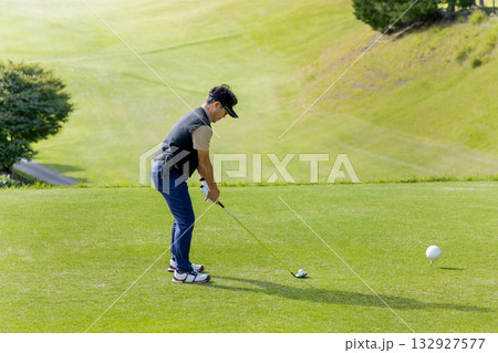 ゴルフを楽しむ日本人のミドル男性 132927577