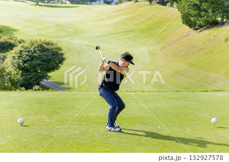 ゴルフを楽しむ日本人のミドル男性 132927578