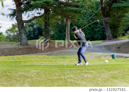 ゴルフを楽しむ日本人のミドル男性 132927581