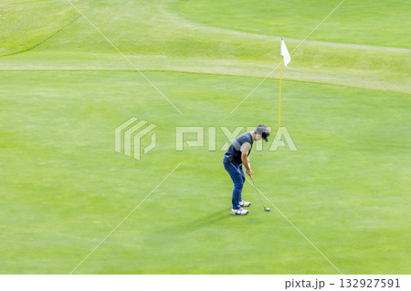 ゴルフを楽しむ日本人のミドル男性 ゴルフを楽しむ日本人のミドル男性 132927591
