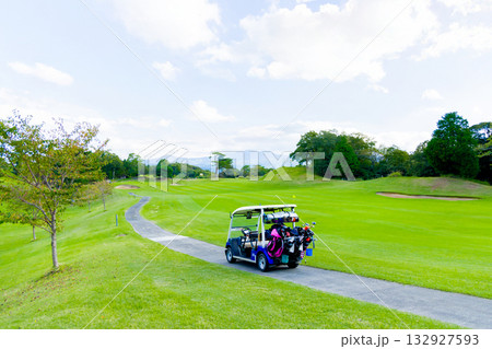 ゴルフ場　ゴルフコース　自然　風景　ゴルフイメージ 132927593