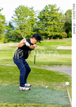 ゴルフを楽しむ日本人のミドル男性 132927599