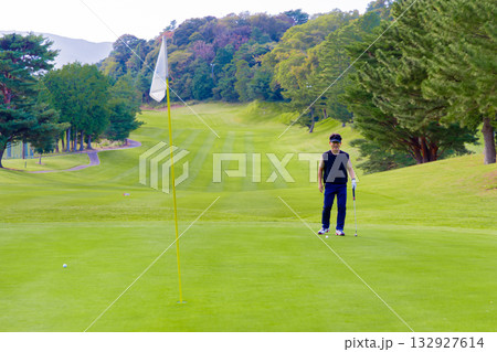 ゴルフを楽しむ日本人のミドル男性 ゴルフを楽しむ日本人のミドル男性 132927614