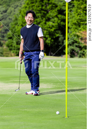 ゴルフを楽しむ日本人のミドル男性 ゴルフを楽しむ日本人のミドル男性 132927619