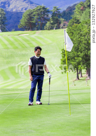 ゴルフを楽しむ日本人のミドル男性 ゴルフを楽しむ日本人のミドル男性 132927627