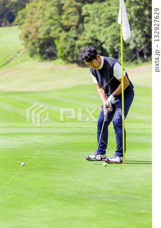 ゴルフを楽しむ日本人のミドル男性 ゴルフを楽しむ日本人のミドル男性 132927629