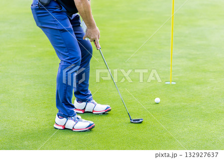ゴルフを楽しむ日本人のミドル男性 132927637
