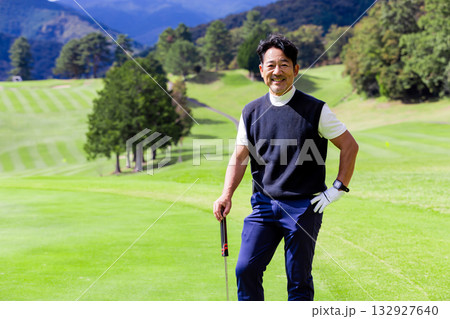 ゴルフを楽しむ日本人のミドル男性 132927640