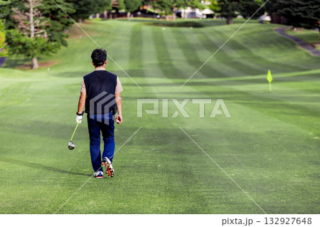 ゴルフを楽しむ日本人のミドル男性 132927648