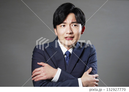 ビジネスマン 寒気 黒背景 ビジネスマン 寒気 黒背景 132927770