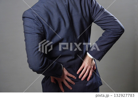 ビジネスマン 腰痛 後ろ姿 黒背景 ビジネスマン 腰痛 後ろ姿 黒背景 132927783