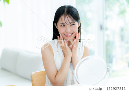 若い女性の美容イメージ 132927811