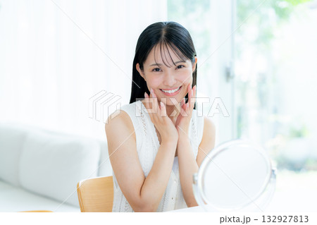 若い女性の美容イメージ 132927813
