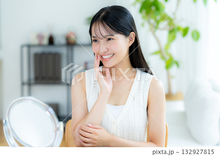 若い女性の美容イメージ 132927815