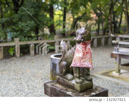 雨に濡れた稲荷神社の狛狐 132927821