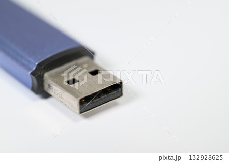 青いUSBフラッシュドライブの先端 132928625