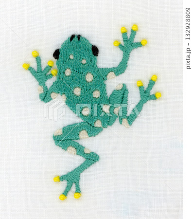 緑と白の水玉のカエルの刺繍 132928809