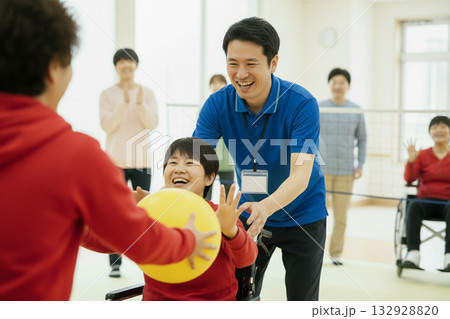 障がい者施設で笑顔でボール遊びをする支援員と利用者さんたち_レクリエーション 肖像権なし 障がい者施設で笑顔でボール遊びをする支援員と利用者さんたち_レクリエーション 肖像権なし 132928820