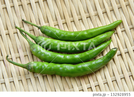 ざるにのせた唐辛子を撮影 132928955